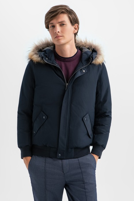 куртка с натуральным мехом и водоотталкивающей обработкой фотография