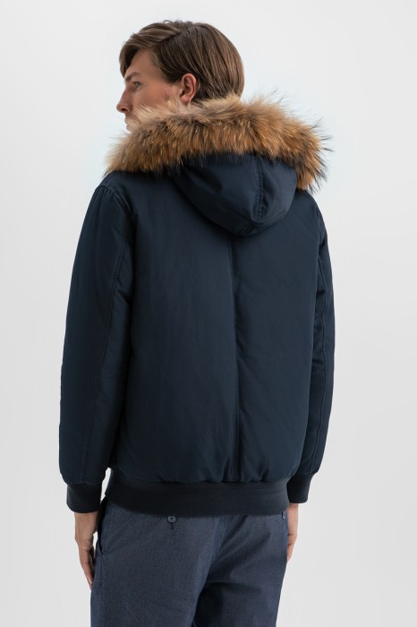 куртка с натуральным мехом и водоотталкивающей обработкой из россии вид сбоку