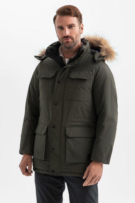 куртка с натуральным мехом и водоотталкивающей обработкой фотография