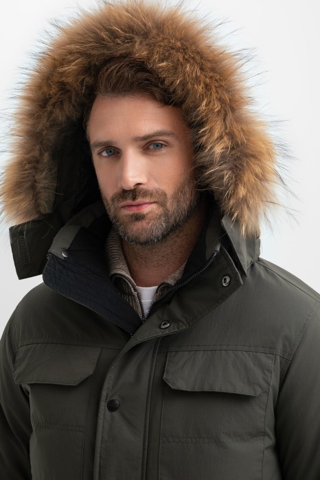 Товар хаки цвета с внутренней стороны