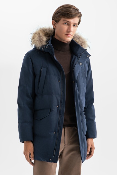 куртка с натуральным мехом и водоотталкивающей обработкой фотография