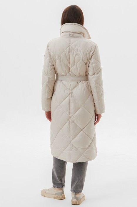 Товар молочного цвета с внутренней стороны