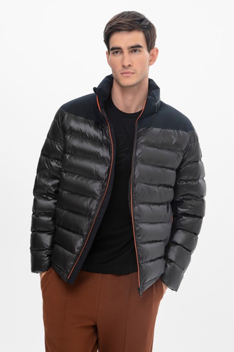 куртка стеганая с потайным капюшоном и водоотталкивающей обработкой фотография