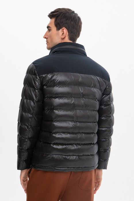 Товар черного цвета с внутренней стороны