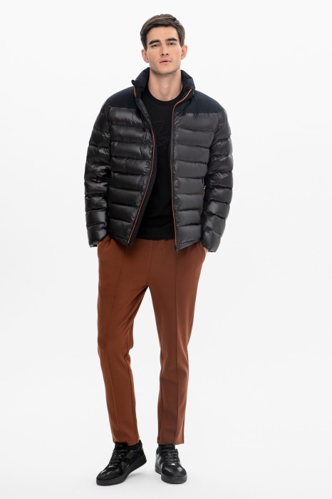 куртка стеганая с потайным капюшоном и водоотталкивающей обработкой из проверенных материалов спереди