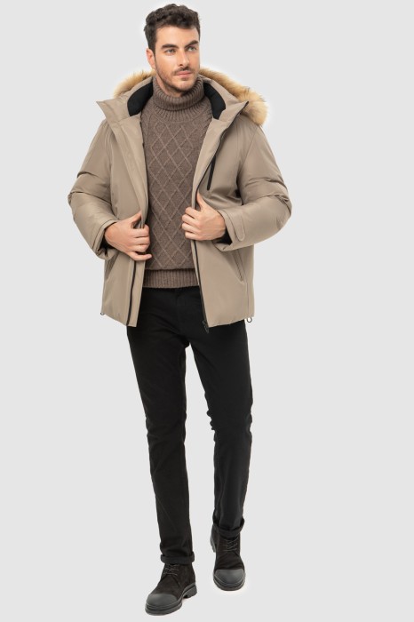 Товар бежевого цвета с внутренней стороны