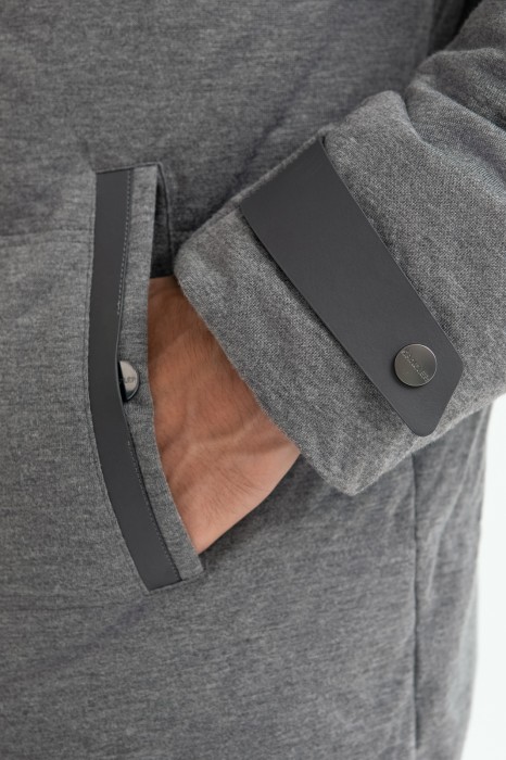 куртка по цене 24990 руб вид справа