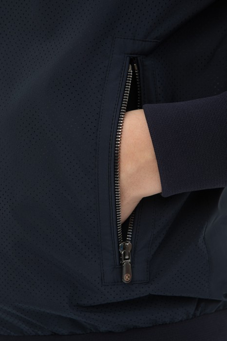 куртка по цене 19990 руб вид справа