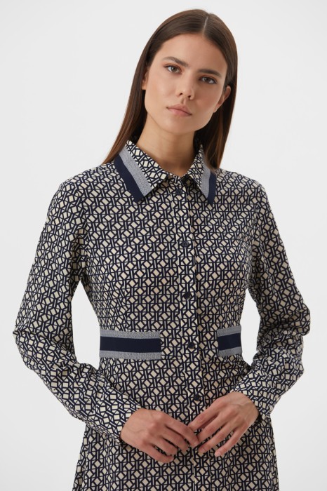 платье-рубашка с геометричным узором по цене 7990 руб вид справа