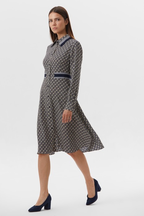 платье-рубашка с геометричным узором из проверенных материалов спереди