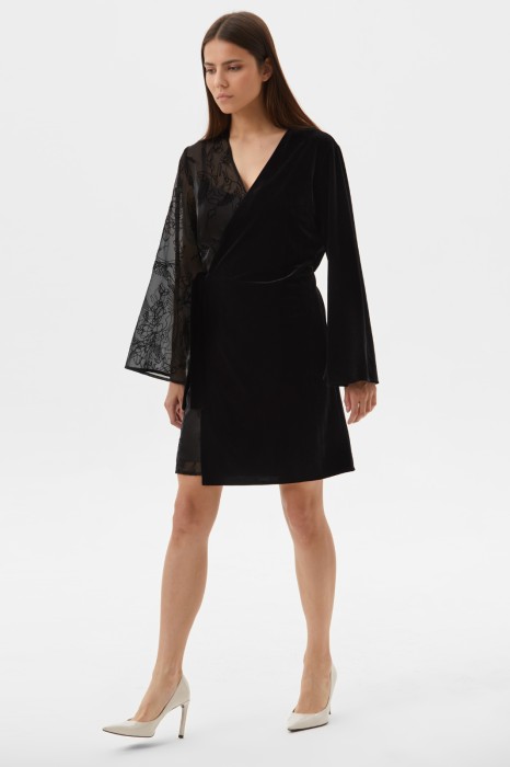 Товар черного цвета с внутренней стороны