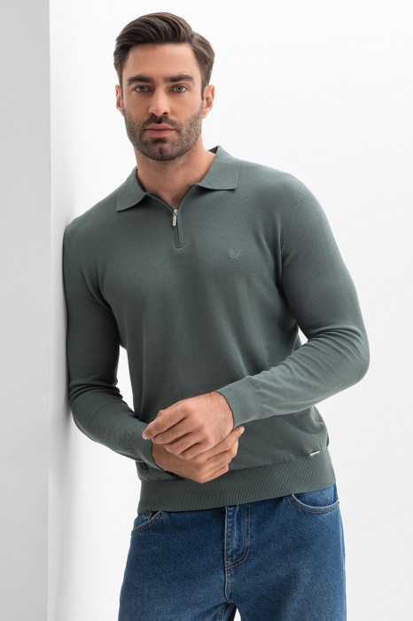 поло из хлопка, шелка и льна фотография