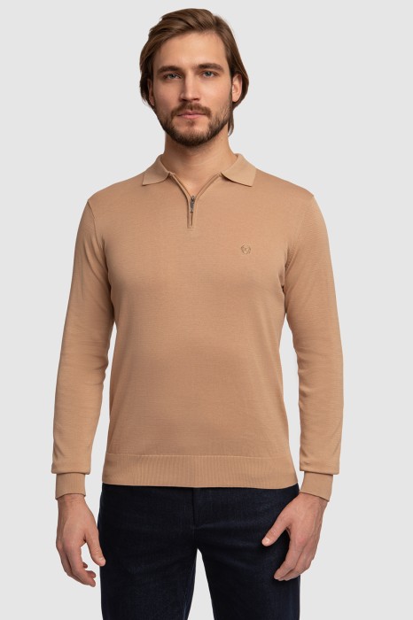 поло из хлопка, шелка и льна фотография