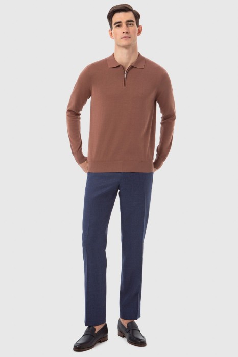 Товар коричневого цвета с внутренней стороны