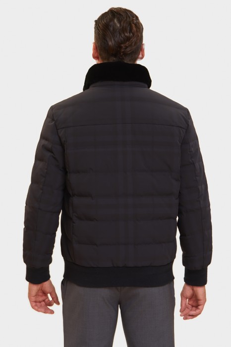 пуховик короткий limited edition с отделкой из натурального меха и водоотталкивающей обработкой по цене 29990 руб вид справа