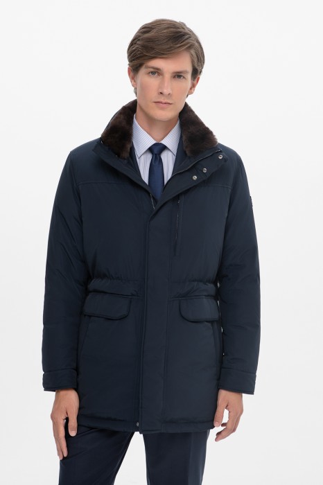 пуховик с утепленным воротником и водоотталкивающей обработкой фотография