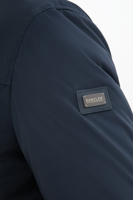 пуховик с утепленным воротником и водоотталкивающей обработкой по цене 39990 руб вид справа