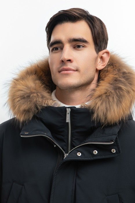 пуховик с водоотталкивающей обработкой и натуральным мехом по цене 49990 руб вид справа