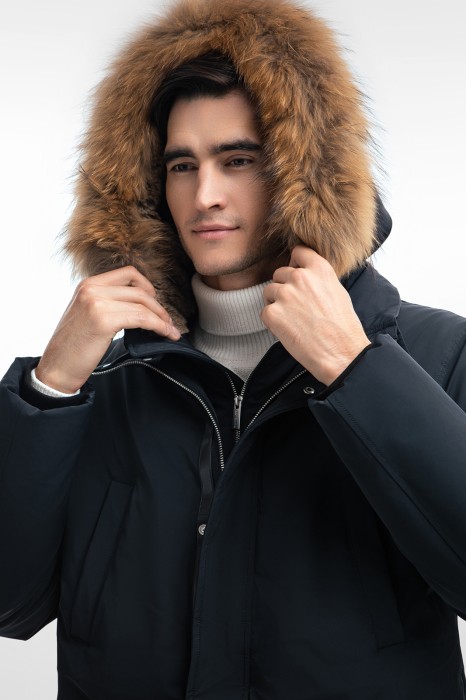 пуховик с водоотталкивающей обработкой и натуральным мехом из россии вид сбоку