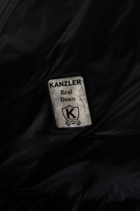 Товар черного цвета с внутренней стороны