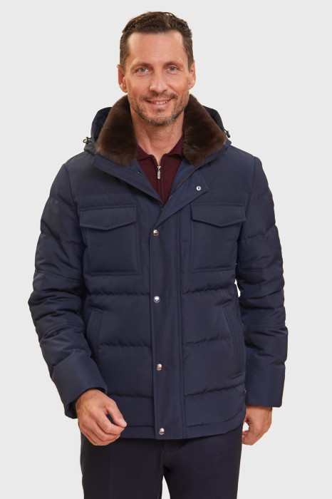 пуховик зимний с отделкой из натурального меха и водоотталкивающей обработкой фотография