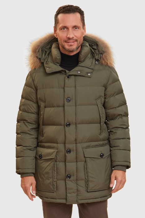 пуховик зимний с отделкой из натурального меха и водоотталкивающей обработкой фотография