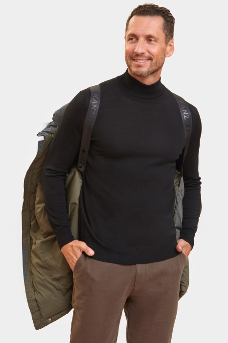 пуховик зимний с отделкой из натурального меха и водоотталкивающей обработкой по цене 22995 руб вид справа