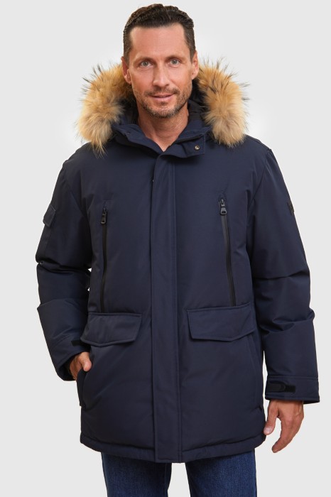 пуховик зимний с отделкой из натурального меха и водоотталкивающей обработкой фотография
