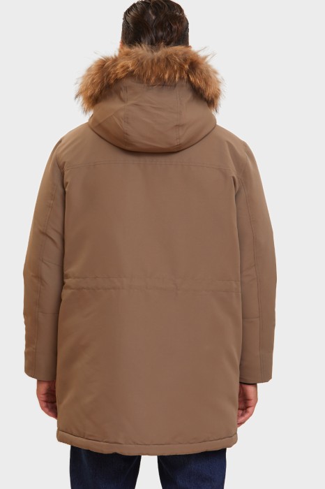 пуховик зимний удлиненный с отделкой из натурального меха и водоотталкивающей обработкой из россии вид сбоку