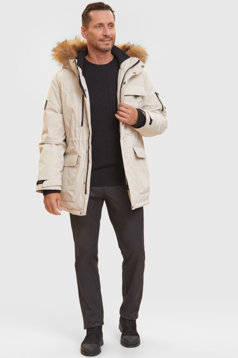 пуховик зимний удлиненный с отделкой из натурального меха и водоотталкивающей обработкой из россии вид сбоку