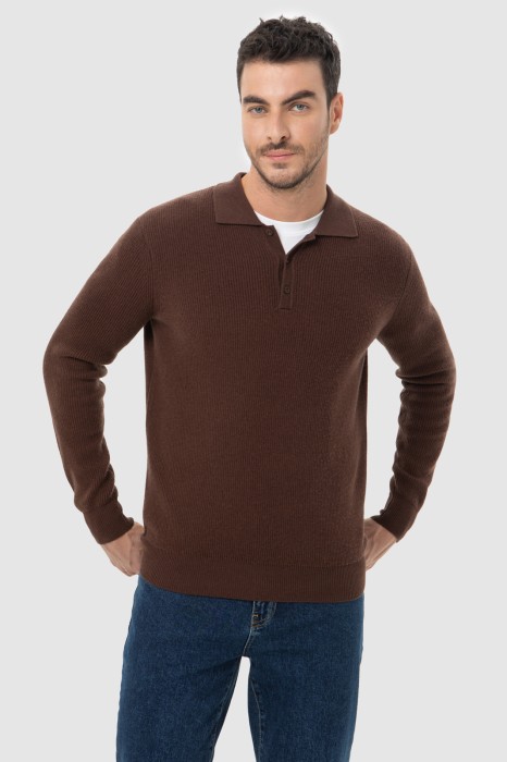 Товар коричневого цвета с внутренней стороны