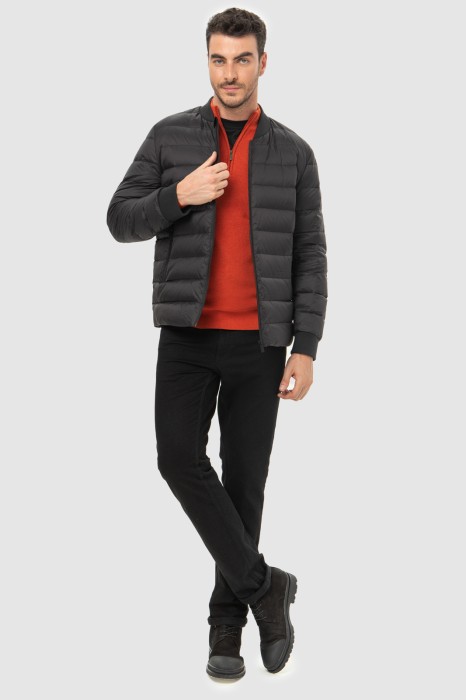 стеганый бомбер зимний с водоотталкивающей обработкой из проверенных материалов спереди