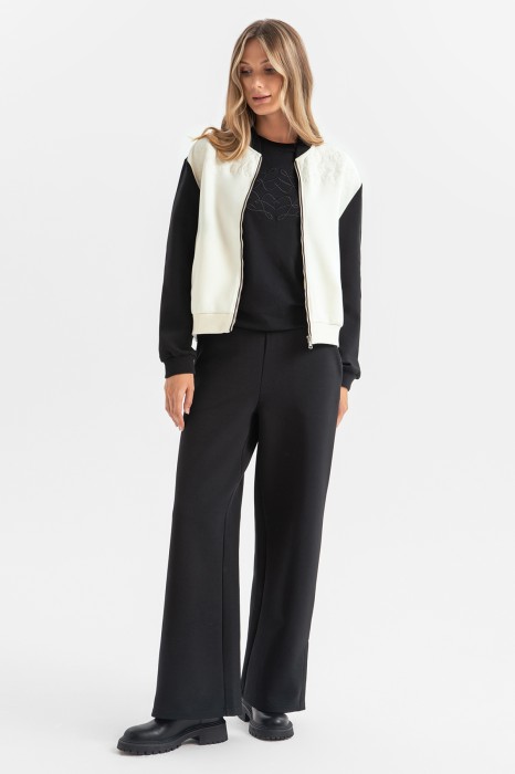 Товар черного цвета с внутренней стороны