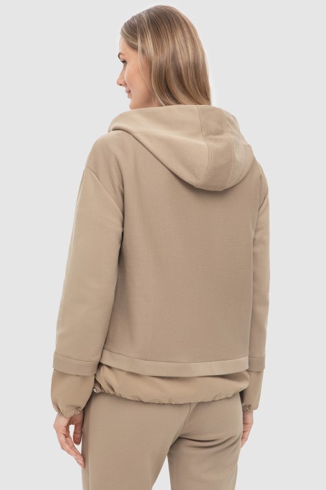 Товар бежевого цвета с внутренней стороны