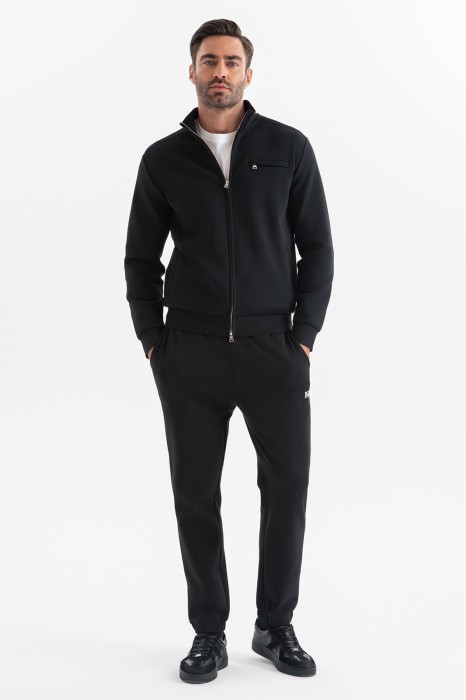 Товар черного цвета с внутренней стороны