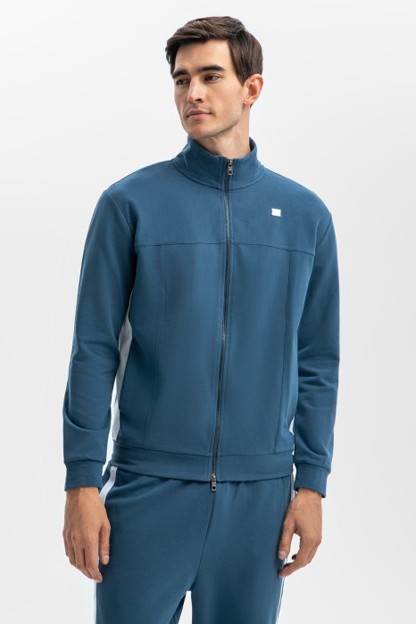 толстовка из хлопка по цене 7990 руб вид справа