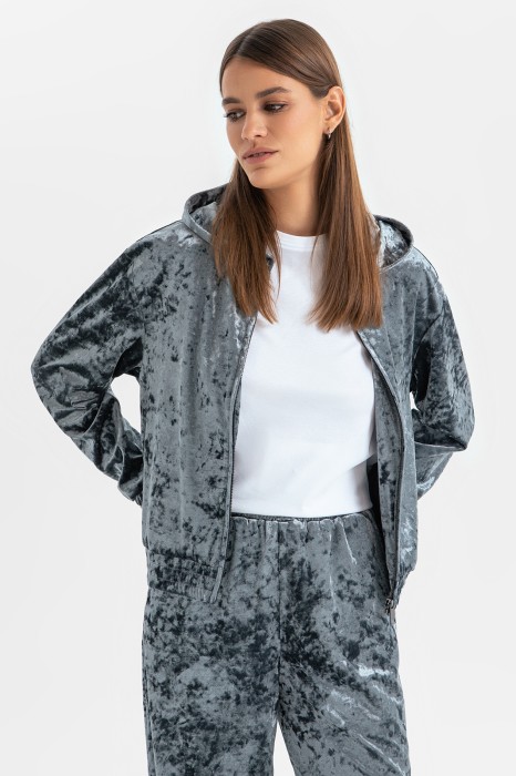 толстовка с бархатной фактурой по цене 8990 руб вид справа