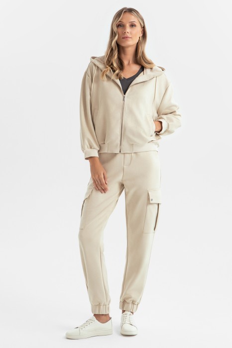 Товар бежевого цвета с внутренней стороны