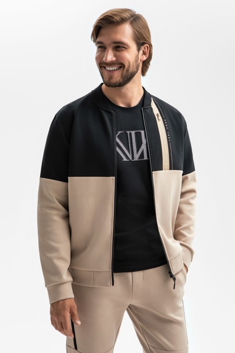 толстовка в стиле колор-блок фотография