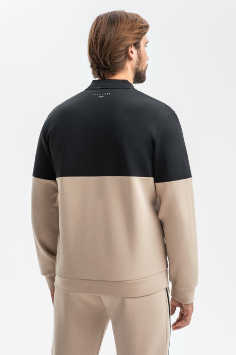 толстовка в стиле колор-блок из россии вид сбоку