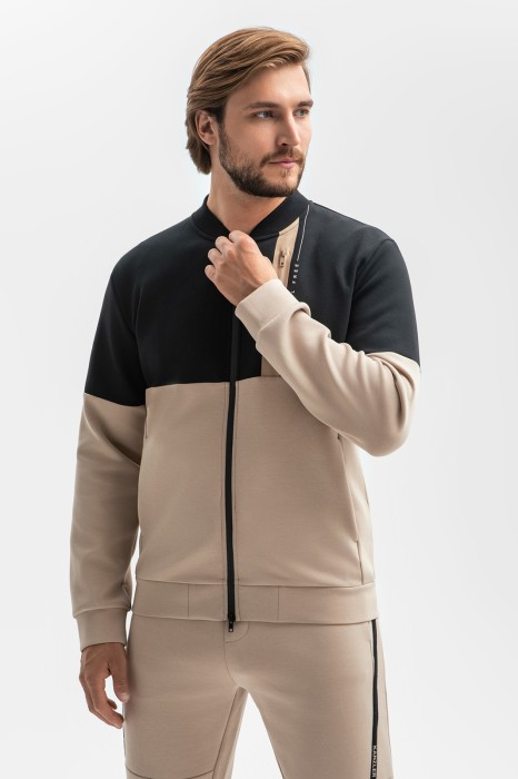 Товар бежевого цвета с внутренней стороны