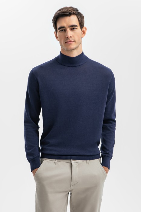 водолазка из хлопка, шелка и льна фотография