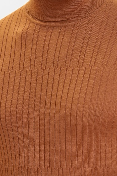 водолазка limited edition из шерсти и шелка от бренда kanzler вид слева