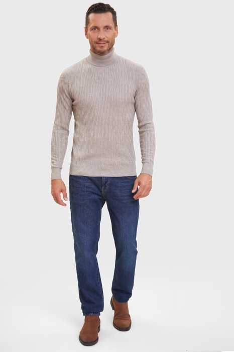 водолазка с фактурным узором по цене 5990 руб вид справа