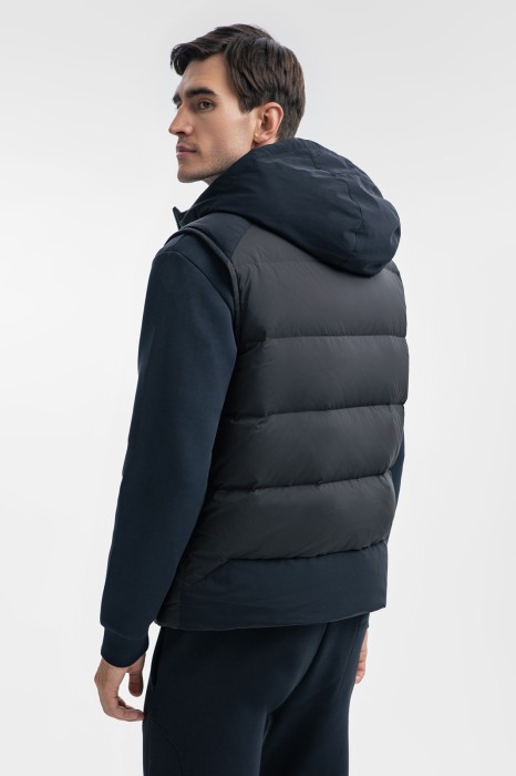 жилет стеганый пуховой с водоотталкивающей обработкой по цене 16990 руб вид справа