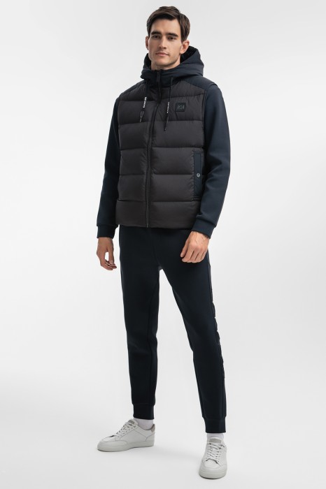 жилет стеганый пуховой с водоотталкивающей обработкой из пуха спереди