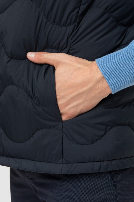 жилет утепленный стеганый демисезонный с водоотталкивающей обработкой из россии вид сбоку