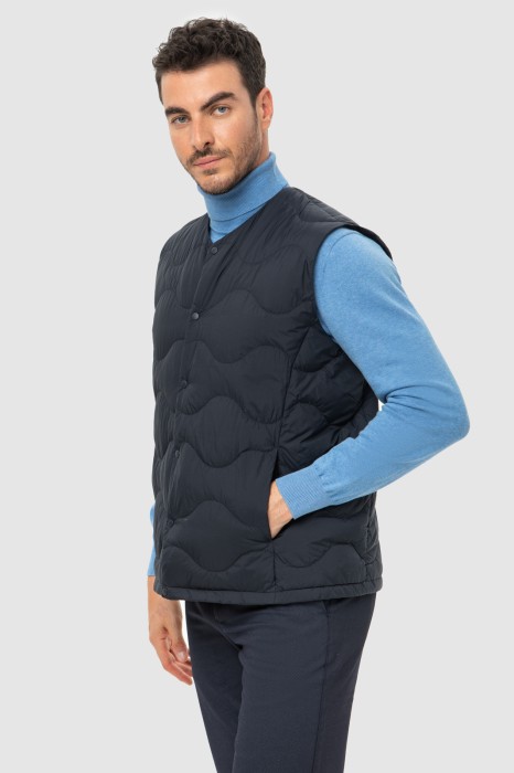 жилет утепленный стеганый демисезонный с водоотталкивающей обработкой из проверенных материалов спереди