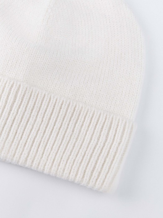 акриловая шапка-бини от бренда sela вид слева