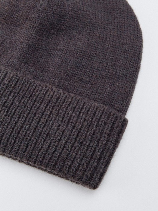 акриловая шапка-бини от бренда sela вид слева